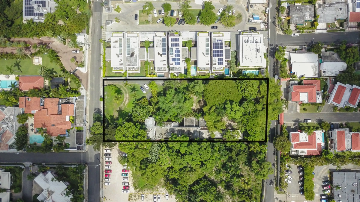 Casa-Solar en VENTA Ahorro Hondo Viejo a solo dos minutos de Agora Mall.