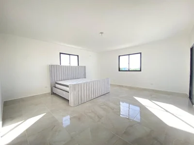 Casa de 3 niveles moderna a solo 10 minutos del Aeropuerto Internacional de las Américas - Imagen 7