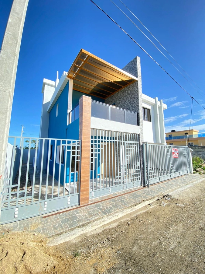 Casa de 3 niveles moderna a solo 10 minutos del Aeropuerto Internacional de las Américas