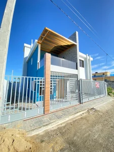 Casa de 3 niveles moderna a solo 10 minutos del Aeropuerto Internacional de las Américas - Imagen 1