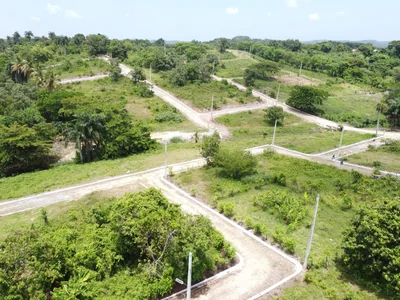 Solares en la Autopista 6 de Noviembre