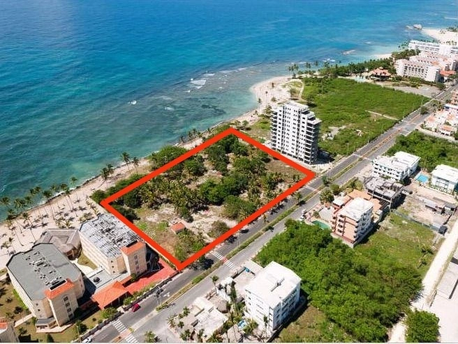 Solar en guayacanes frente al mar Caribe