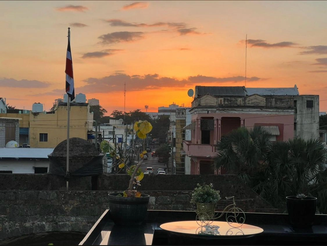 Edificio en venta zona colonial con terraza para bar, frente a la puerta de la Misericordia - View 2
