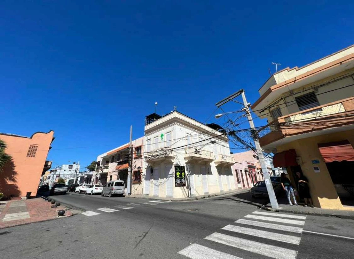 Edificio en venta zona colonial con terraza para bar, frente a la puerta de la Misericordia