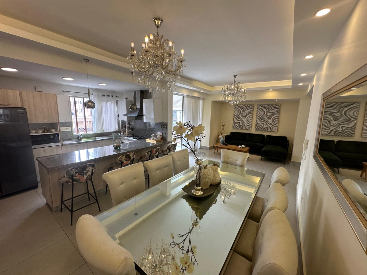 Apartamento en venta sector Evaristo Morales con 3 parqueos