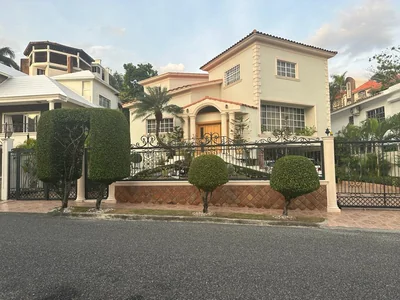 Casa en venta sector de Arroyo Hondo con 530 metros cuadrados y piscina