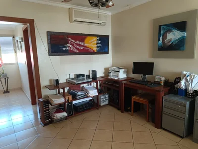 Exclusiva Casa de Dos Niveles con Terraza, Jacuzzi y Amplias Facilidades – ¡El Hogar Perfecto para tu Familia! - Imagen 4