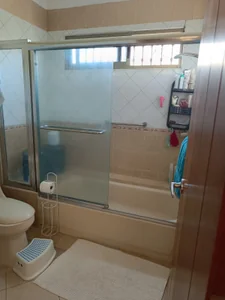 Exclusiva Casa de Dos Niveles con Terraza, Jacuzzi y Amplias Facilidades – ¡El Hogar Perfecto para tu Familia! - Imagen 6