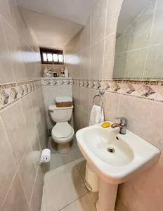 Exclusiva Casa de Dos Niveles con Terraza, Jacuzzi y Amplias Facilidades – ¡El Hogar Perfecto para tu Familia! - Imagen 10