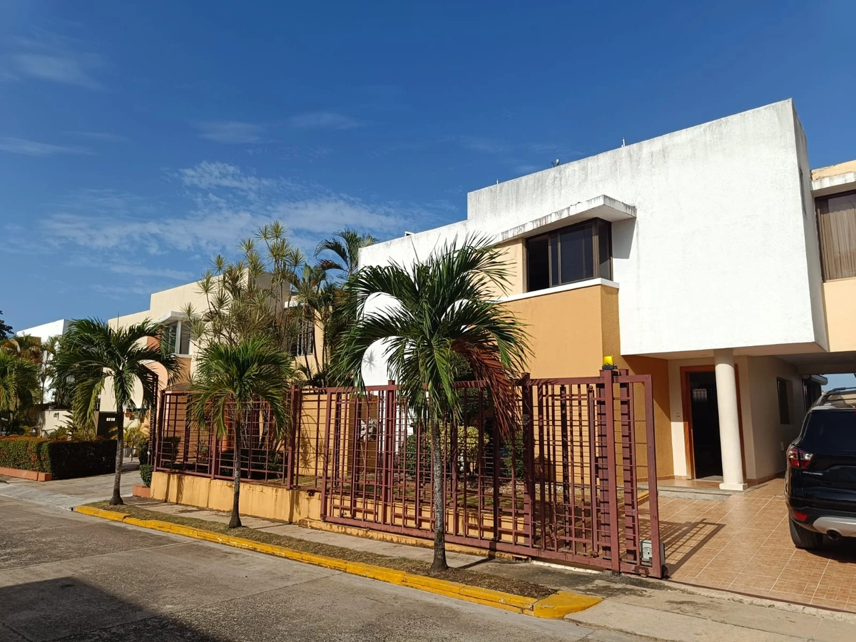 Exclusiva Casa de  Dos Niveles con Terraza, Jacuzzi y Amplias Facilidades – ¡El Hogar Perfecto para tu Familia!