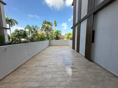 Apartamento en segundo nivel con terraza en Arroyo hondo