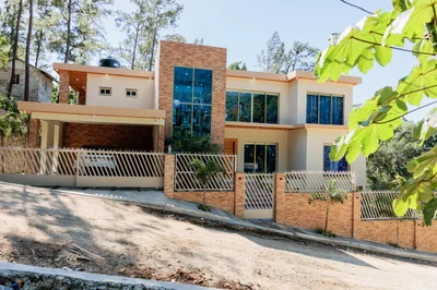 Villa en Jarabacoa con 1,322 metros de terrenos, 5 habitaciones con piscina - Imagen 13