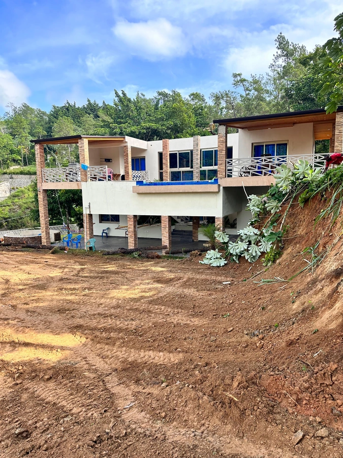 Villa en Jarabacoa con 1,322 metros de terrenos, 5 habitaciones con piscina - Vista 2